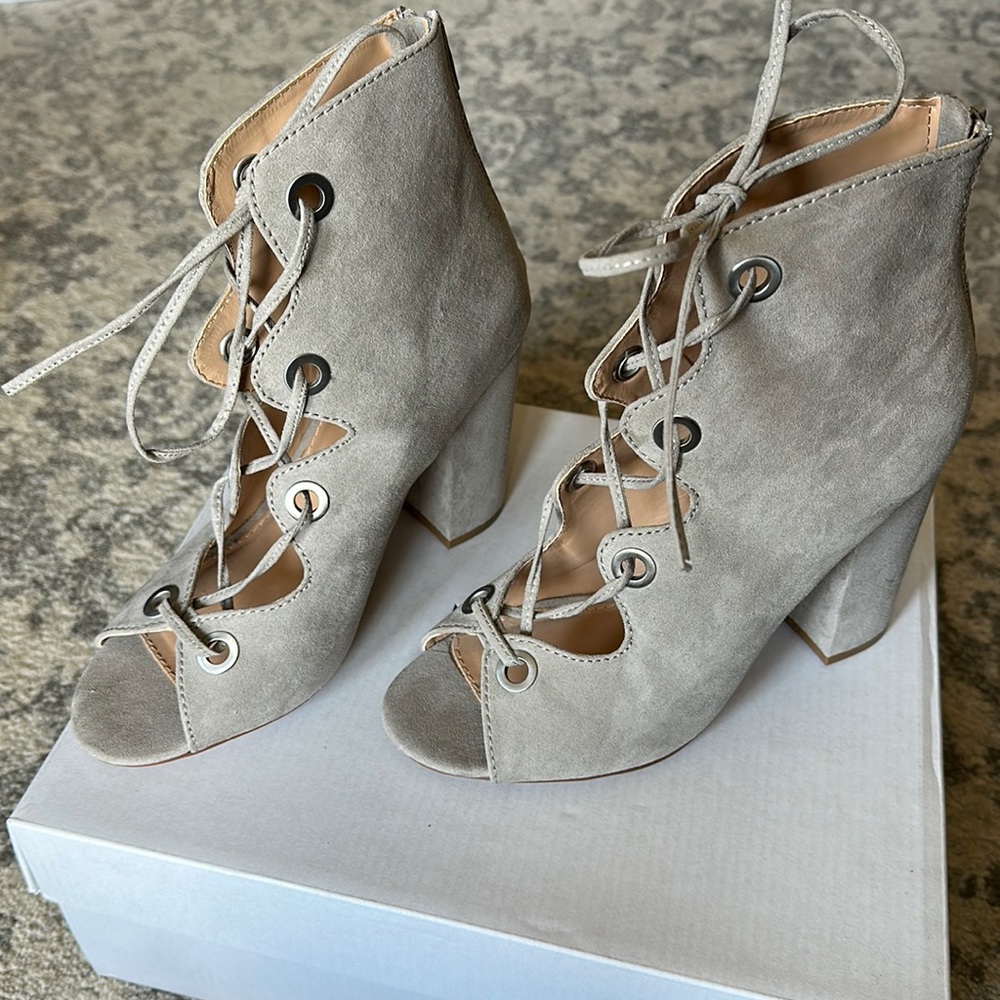 NWOT Express Heel